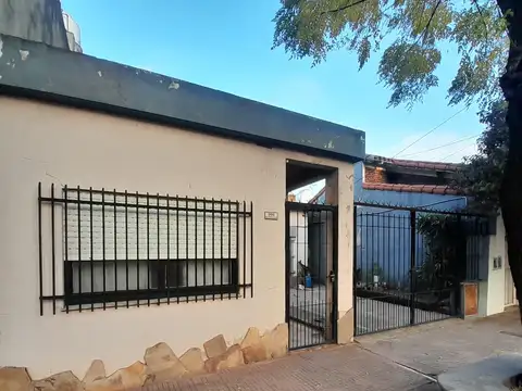 VENTA CASA CASTELAR SUR LOTE PROPIO