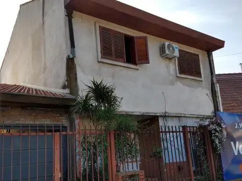 San Andrés. Casa en dos plantas con jardín y garaje cubierto