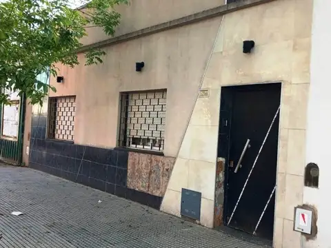 VILLA LUGANO DEPTO TIPO CASA PH EN VENTA 2 y 1/2 AMBIENTES PATIO LAVADERO EN PTA. BAJA SIN EXPE...