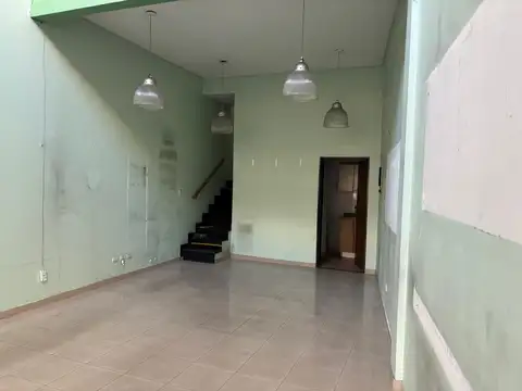 EXCELENTE LOCAL SOBRE AVENIDA RIVADAVIA CON ENTREPISO
