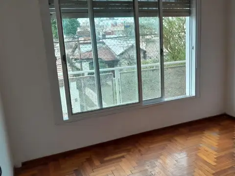 Depto. 3 amb. con balcón - 1º piso por escalera