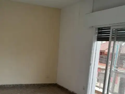 Depto. 3 amb. con balcón - 1º piso por escalera