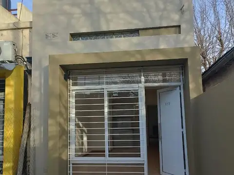 Casa de 1 dormitorio cochera y patio. 