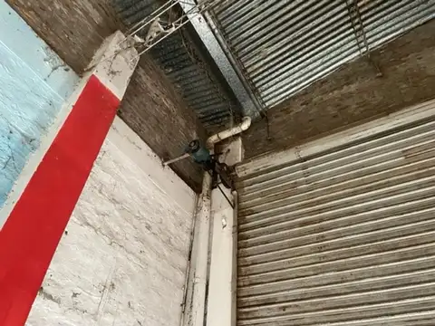 Alquilo amplio galpón con oficina y terreno.