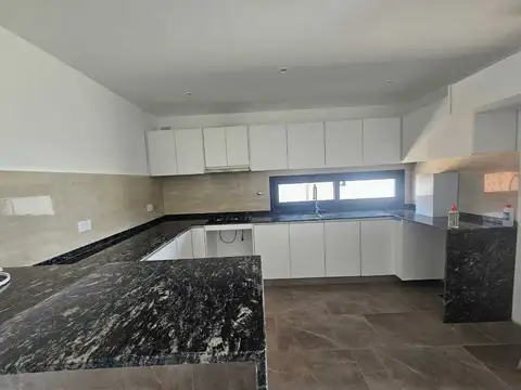 Casa 4 ambientes con 3 baños