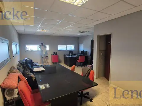 Galpón y local comercial en Alvear al 700