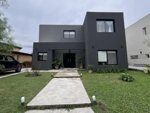 Moderna casa en venta en Pilar Del Este