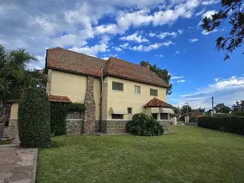Casa en Venta con 2 cocheras
