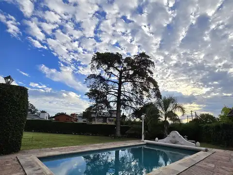 Casa 11 ambientes con 4 baños