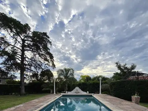 Exclusivo Castillo De Época De 4 Dormitorios Con Departamento Y Piscina En Villa Edén - La Falda