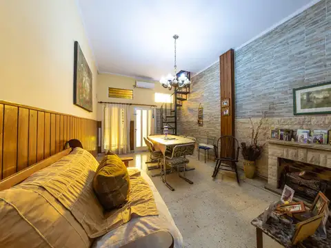 EN VENTA-CASA DE TRES DORMITORIOS CON PATIO, QUINCHO  Y GARGE- AZCUENAGA