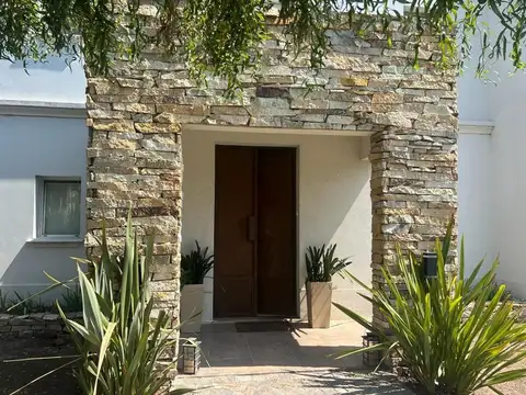 Venta de casa 5 Ambientes con Piscina- Barrio el Centauro