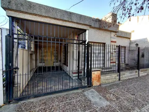 VENTA CASA 4 AMBIENTES QUINCHO Y GARAGE - APTO CRÉDITO - MERLO