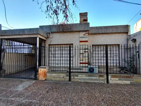VENTA CASA 4 AMBIENTES QUINCHO Y GARAGE - APTO CRÉDITO - MERLO