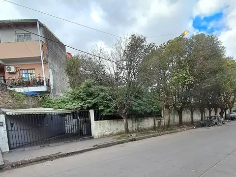 CASA SOBRE LOTE TRIANGULAR DE 425 MTS. - TODOS LOS SERVICIOS-ASFALTO