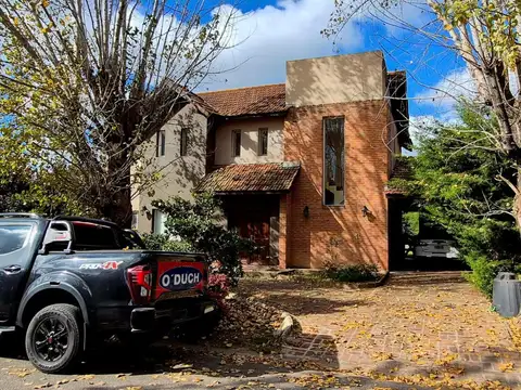 Casa 5 ambientes, 2cocheras. Acacias Blancas.