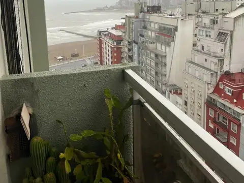 DEPARTAMENTO TRES AMBIENTES CON COCHERA CENTRICO-PISO ALTO