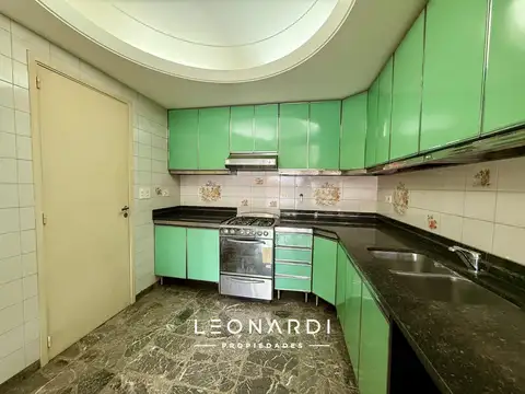 Casa en Alquiler con 2 cocheras