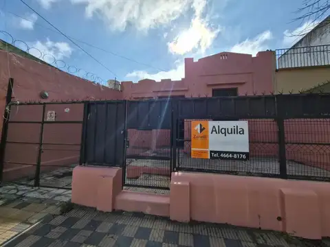 Amplia casa en Morón   Próxima a la estación!