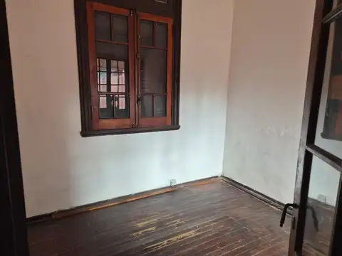 Amplia casa en Morón   Próxima a la estación!