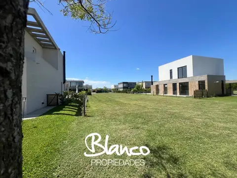 Puertos del Lago - Araucarias 100