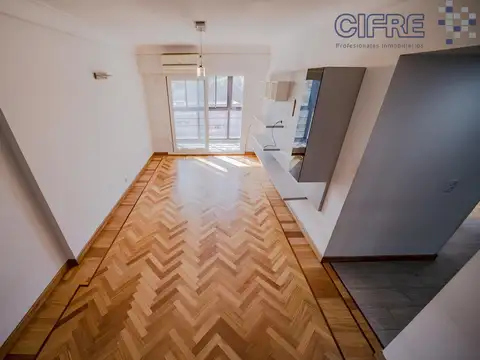 Departamento de 3 ambientes reciclados, 2 baños, con cochera fija y balcón.