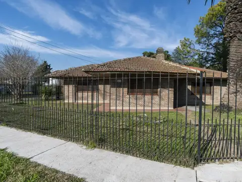 Casa en venta en VILLA ELISA de 3 dormitorios. parque y pileta