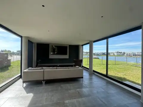 Casa 4 ambientes con 2 baños