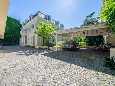Exclusiva Casa de estilo Francés en Belgrano Chico con Jardín, Pileta y Quincho