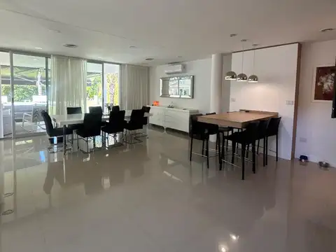 Casa en Venta con 5 cocheras