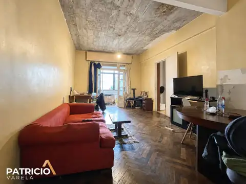 Departamento de 3 ambientes con balcón galería en Flores – Acepta permuta
