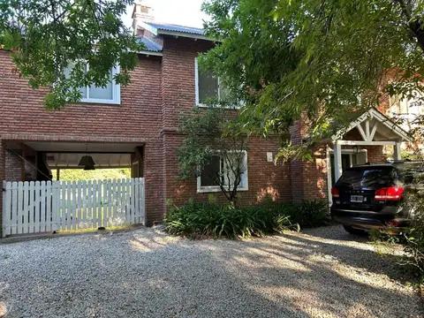 Casa en venta - 4 Dormitorios 4 Baños - Pilar