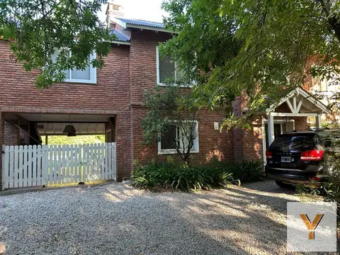 Casa en venta - 4 Dormitorios 4 Baños - Pilar