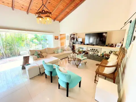 Casa 6 ambientes con 4 baños