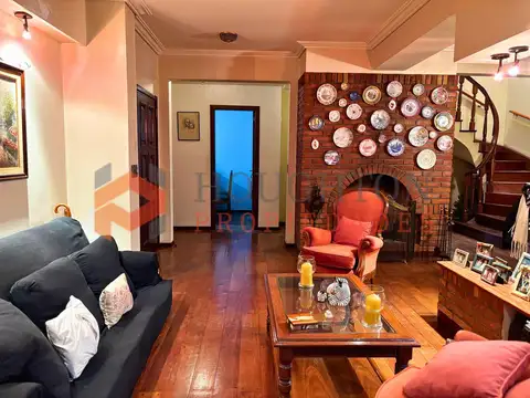 Casa en Venta con 4 cocheras
