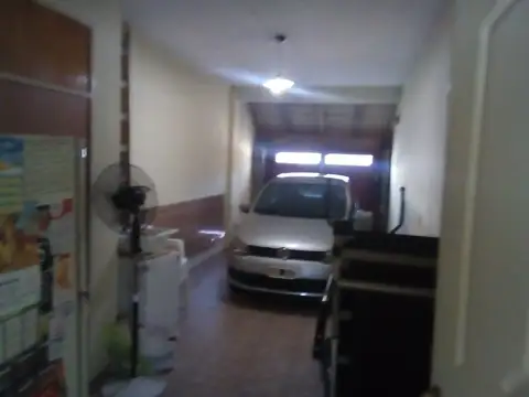 VENTA HERMOSA CASA 5 AMB + GARAJE PLENO CENTRO CASEROS