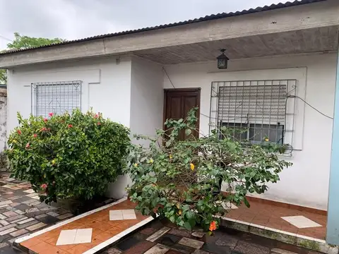 CASA SOBRE 2 LOTES DE 2 DORMITORIOS 