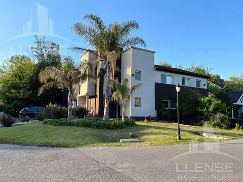 Casa 6 ambientes 3 plantas con ascensor en venta - Abril Club de Campo