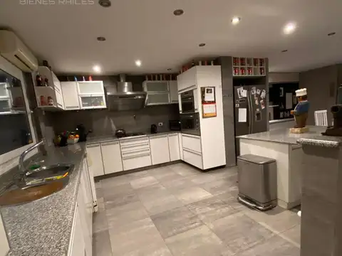 Casa 6 ambientes 3 plantas con ascensor en venta - Abril Club de Campo