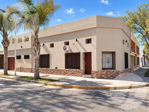 CASA EN ESQUINA CON 2 SUITES, COCHERA Y PATIO CON JACUZZI – ZONA BARRANCAS, SAN PEDRO - APTA CREDITO