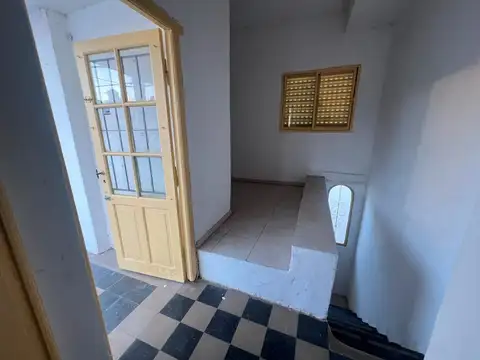 SE ALQUILA CASA c/PATIO - B° SAN MARTIN