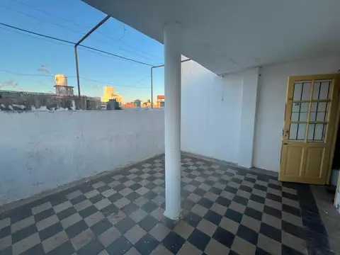 SE ALQUILA CASA c/PATIO - B° SAN MARTIN