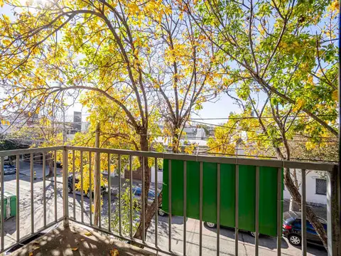 Galpón de 3 plantas con portón eléctrico. Re-tasado!