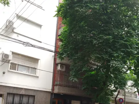 4 AMBIENTES 100 METROS TOTALES AL FRENTE- BALCON-  A 50 METROS DE AV. RIVADAVIA