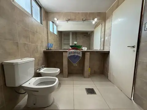 CASA EN VENTA CON SALONES COMERCIALES AL FRENTE.