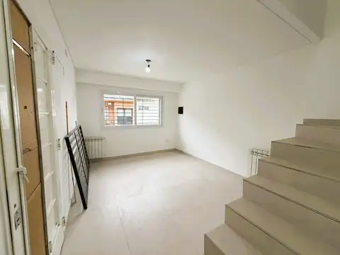 Depto Tipo Casa en Alquiler de 4 ambientes
