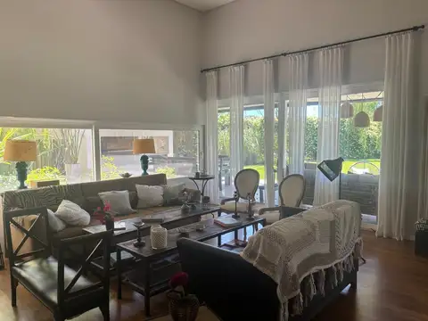 Casa en Alquiler Temporal con 1 cochera
