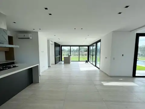 Casa en Alquiler con 2 cocheras