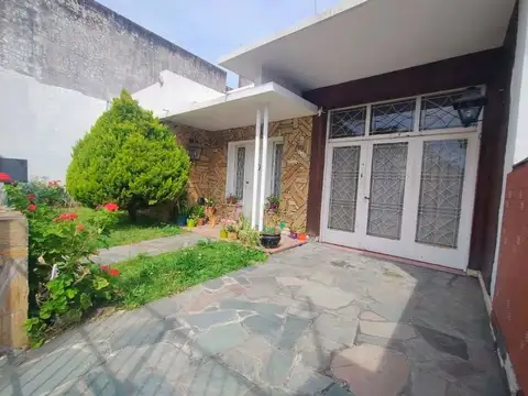 Venta de casa Americana 3 amb. + Dto 2 amb. Castelar Sur.- Moron