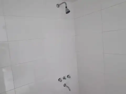 EN VENTA EN CASEROS CASA DE TRES AMBIENTES AL FRENTE TOTALMENTE A NUEVO - FICHA 9711